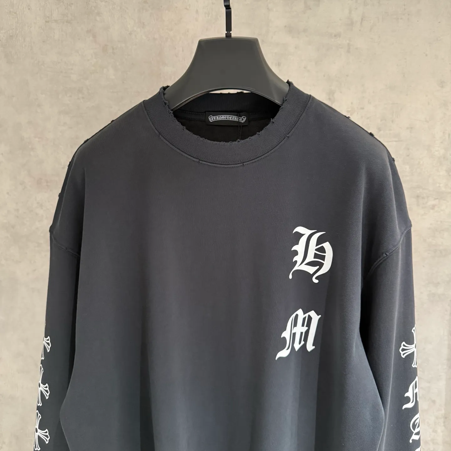 🅿️330 [Strict quality control] CH Croixin's new long-sleeved sweatshirt T-shirt. Heavy 340g double yarn fabric. Four flower positions on the front, back and left. Wash the whole garment twice. The four sides are frayed and torn. Heavy fabric. The neckline is made of icy Salona. Loose fit. Deep, wide and stylish. No deformation or shrinkage. 3 colors: black, white and gray. Size: M-2xl